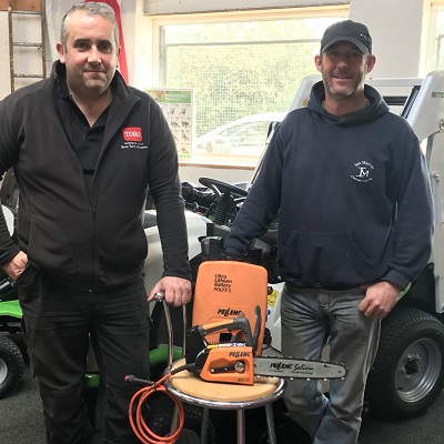 Chainsaw artist Ian Murray (right) with dealer Jonathan Morris from Morris Garden Machinery