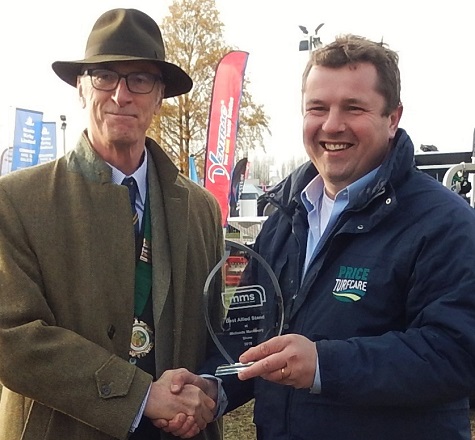 Rupert Price (right) receives the Best Allied Trade Stand award from William Parente, President of the Newark & Nottinghamshire Agricultural Society,organisers of MMS