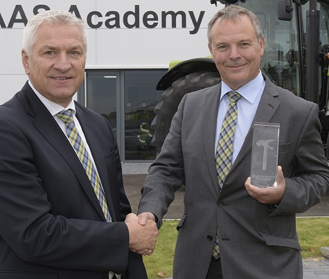 Paul Moss (right) receives the CLAAS Gold Dealer Excellence Award for MANNS from Bernd Ludewig (Member of the CLAAS Group Executive Board)