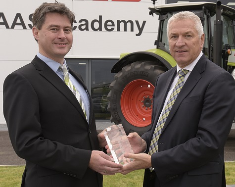 Oliver Corfield (left) receives the CLAAS Gold Dealer Excellence Award for MORRIS CORFIELD from Bernd Ludewig (Member of the CLAAS Group Executive Board)