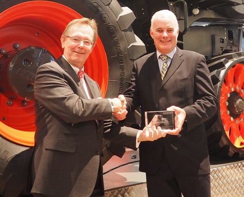 Alan Douglas (right) receives the CLAAS Tractor Sales Performance Award from Lothar Kriszun (CLAAS Group)