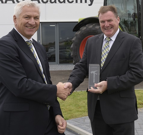 Mark Pryce (right) receives the CLAAS Gold Dealer Excellence Award for EASTERN from Bernd Ludewig (Member of the CLAAS Group Executive Board)