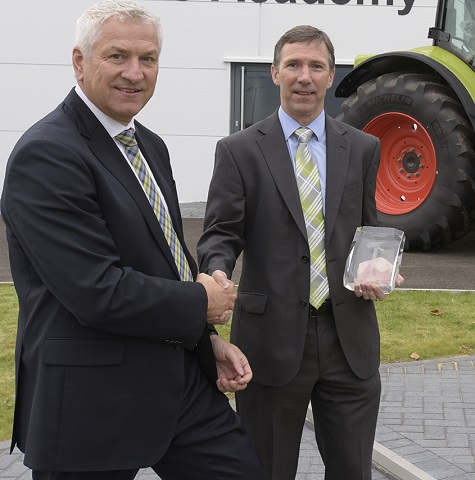 Ken Conley (right) receives the CLAAS Platinum Dealer Excellence Award for RICKERBY from Bernd Ludewig (Member of the CLAAS Group Executive Board)
