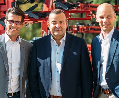 (L-R): Klaas Veerman, MD Steketee (former owner); Anthony van der Ley, CEO LEMKEN GmbH & Co KG; Iljan Schouten, LEMKEN Head of Business Unit Crop Care 