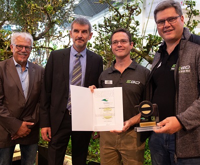 L-R: Jürgen Hoppe from the BGL Evaluation Committee and BGL Vice President Gerald Jungjohann hand over the GaLaBau Innovation Medal to EGO Managing Director Peter Melrose and EGO Sales Manager Axel Stemmer