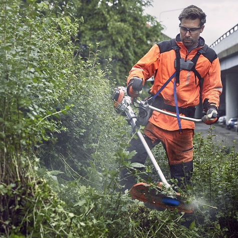 Increased levels of productivity are available for professionals when using the Husqvarna 535iRX or 535iRXT