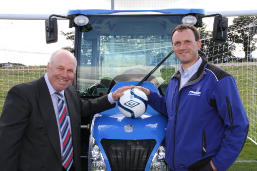 Alan Ferguson with Campey's Simon Gumbrill (pic by Laurence Gale, Pitchcare)