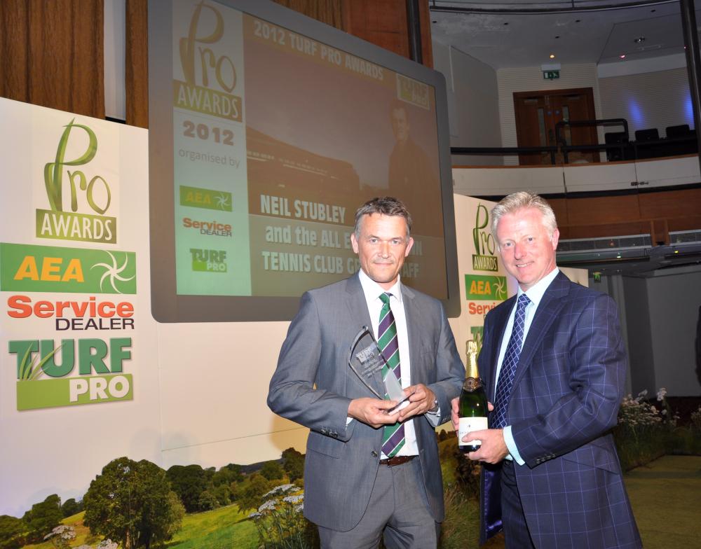 Neil Stubley, head groundsman of Wimbledon AELTC collects the Turf Pro Groundstaff Team of the Year award from Richard Comely of Ransomes Jacobsen