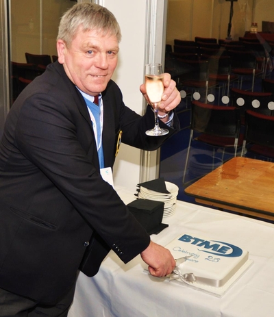 Outgoing BIGGA chairman Tony Smith cuts BTME 25th cake