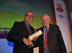 Lutz Volknandt, sponsor's Briggs & Stratton's European Managing Director receives a gift from Chris Biddle