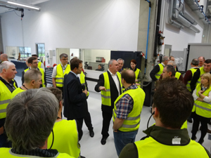 Stewart Anderson talks to the dealers in the R&D facility