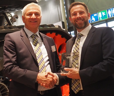 Steve Barrett (right) receives the CLAAS Platinum Dealer Excellence Award for HAMBLYS from Bernd Ludewig (Member of the CLAAS Group Executive Board)