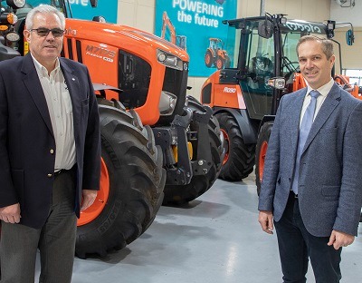 L-R: Kubota UK md David Hart and Lister Wilder company director and co-owner Charlie King