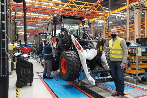 Jiri Karmazin, Loaders product manager at Bobcat on the production line