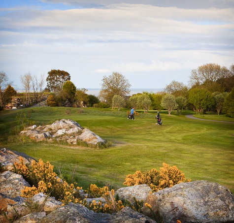 The 4th tee surrounded by quartz rock formations